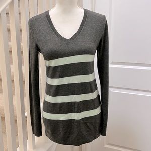 GAP maternity V neck sweater
